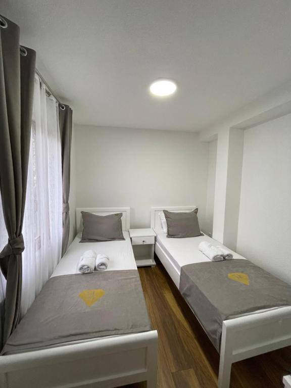 Twin room at Rooms5E, Plav